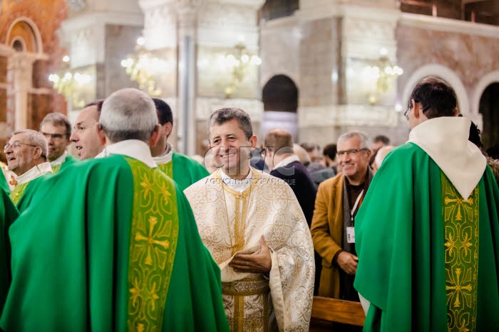 Messe célébrée en la basilique Notre Dame du Rosaire à Lourdes.