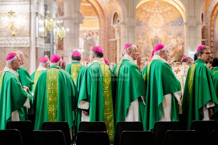 Messe célébrée en la basilique Notre Dame du Rosaire à Lourdes.