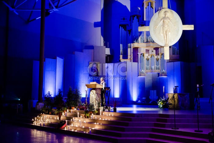 Veillée en l'église Sainte-Bernadette à Lourdes.