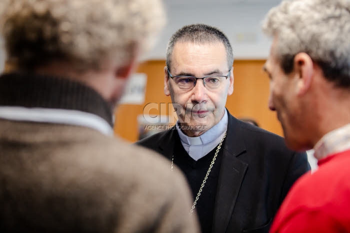 Conversation entre évêques et laics invités à l'assemblée plénière des évêques.