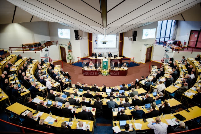 Séance de travail "Territoire et paroisse" dans l'hémicycle à Lourdes.