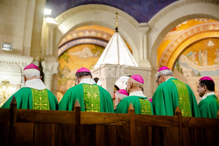 Messe célébrée en la basilique Notre Dame du Rosaire à Lourdes.
