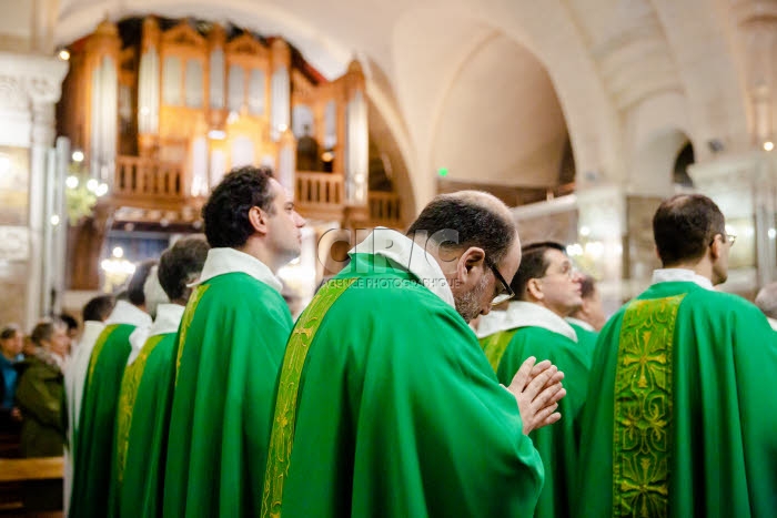Messe célébrée en la basilique Notre Dame du Rosaire à Lourdes.