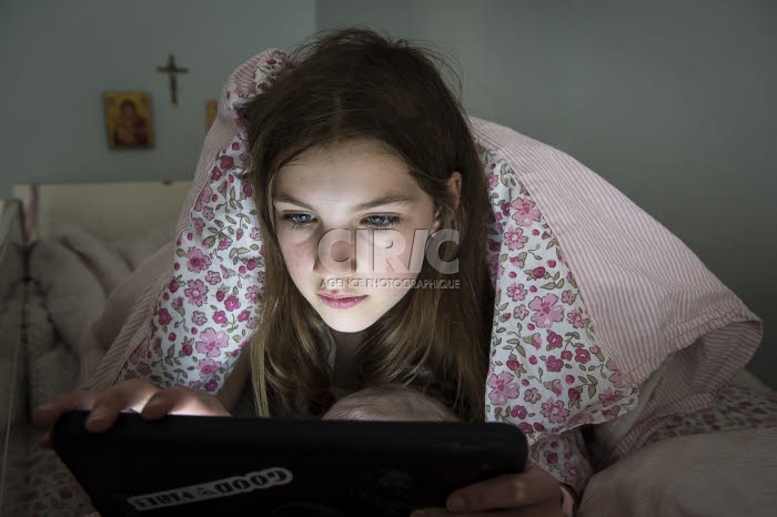 Adolescente et tablette électronique.