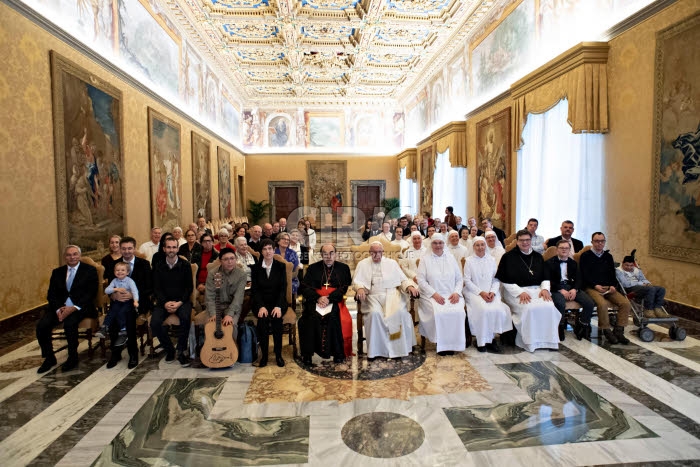 Le Pape et des français engagés dans diverses congrégations et mouvements.