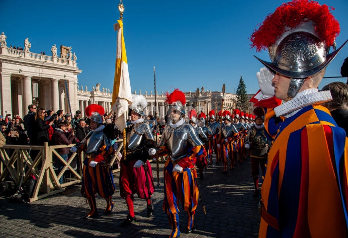 La Garde suisse pontificale défilant sur la place Saint Pierre au Vatican.