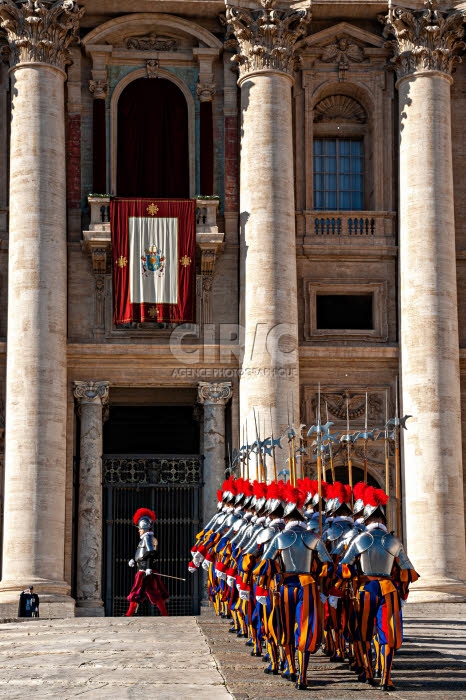 La Garde suisse pontificale défilant sur la place Saint Pierre au Vatican.