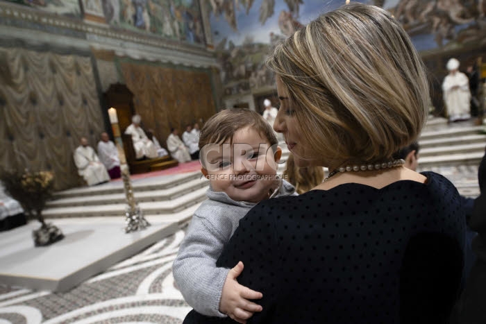 Mère et son enfant lors de la messe pour la fête du baptême du Seigneur.