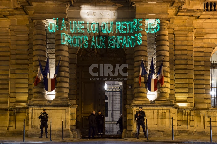Manifestation contre le projet de loi bioéthique devant le Sénat à Paris.