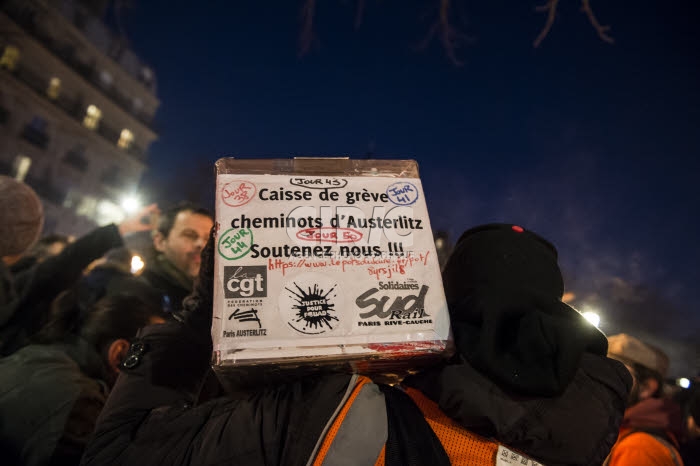 Paris, retraite aux flambeaux contre le projet de loi de réforme des retraites.