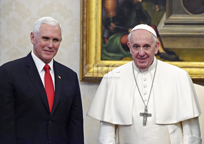 Le pape François reçoit Mike PENCE en audience privée au Vatican.