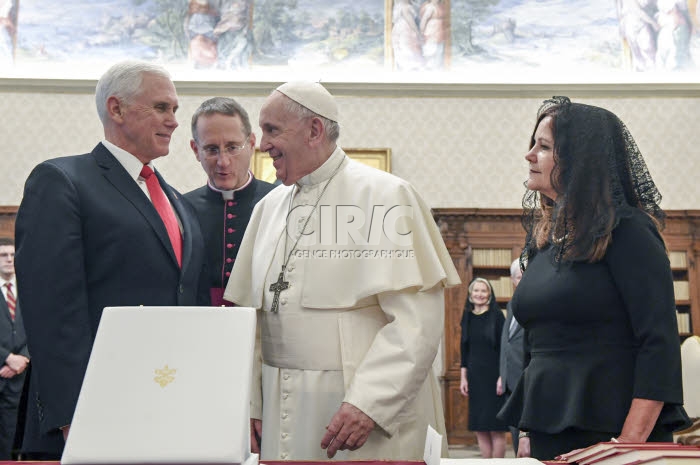 Le pape François reçoit Mike PENCE en audience privée au Vatican.