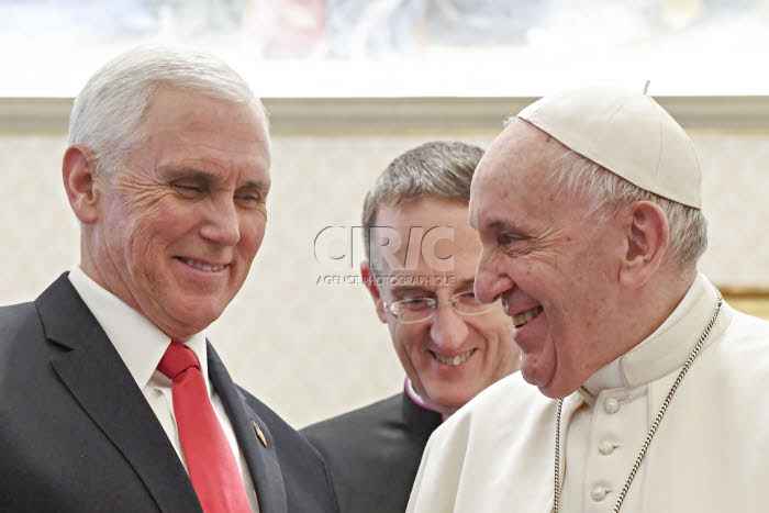 Le pape François reçoit Mike PENCE en audience privée au Vatican.