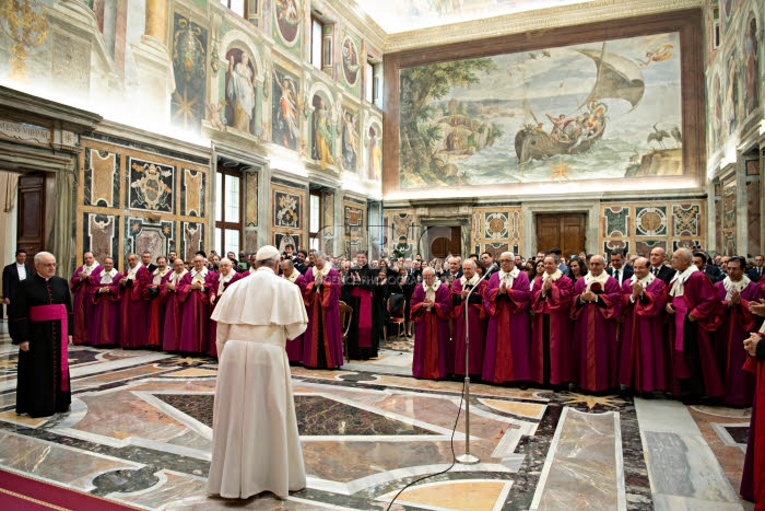 Le pape François rencontre les memebres du Tribunal de la Rote Romaine.