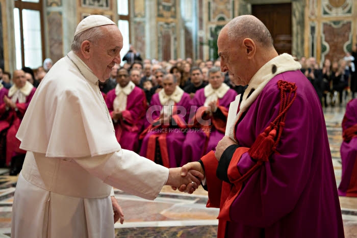 Le pape François rencontre les memebres du Tribunal de la Rote Romaine.