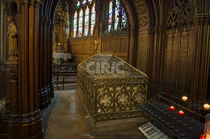 Châsse de Ste Geneviève dans l'église Saint Etienne du Mont à Paris.