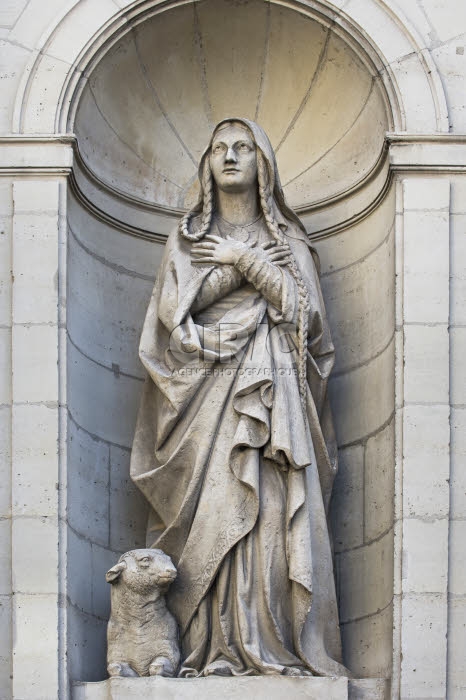 Statue représentant sainte Geneviève.