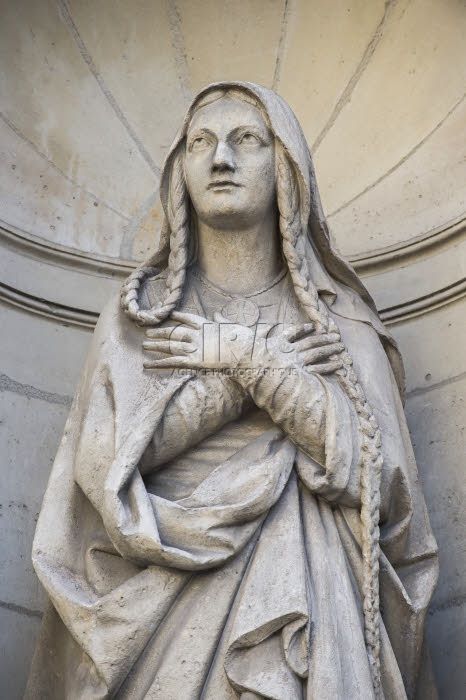 Statue représentant sainte Geneviève.