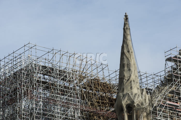 Travaux de reconstruction de la cathédrale Notre-Dame à Paris.