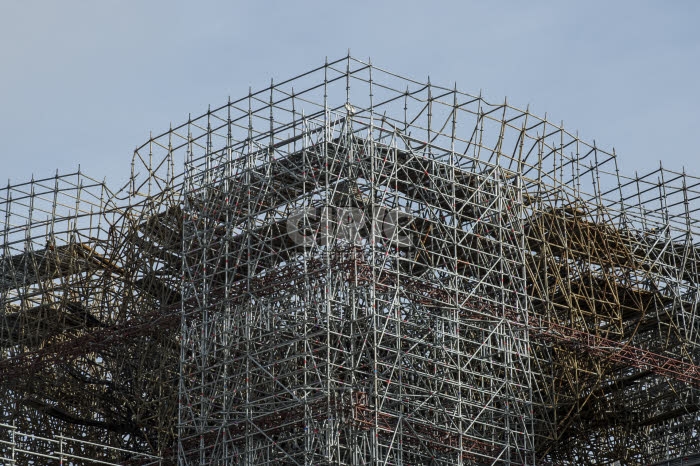 Travaux de reconstruction de la cathédrale Notre-Dame à Paris.