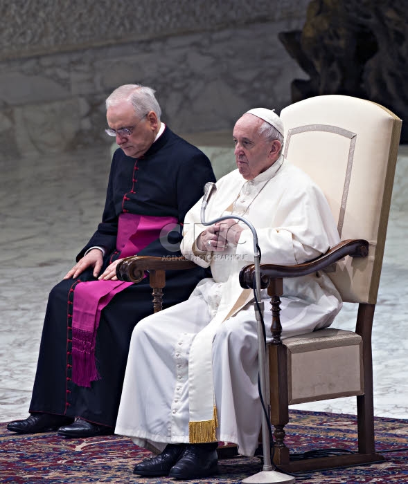 Le Mgr Leonardo SAPIENZA et le pape François durant l'audience générale.