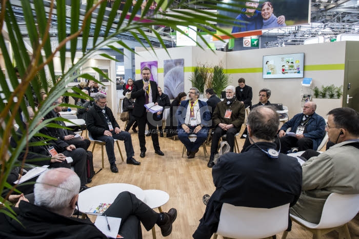 Evêques français au salon de l'agriculture à Paris.