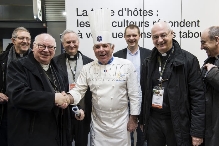 Evêques français au salon de l'agriculture à Paris.