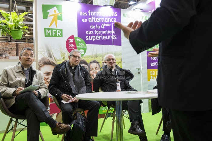 Evêques français au salon de l'agriculture à Paris.