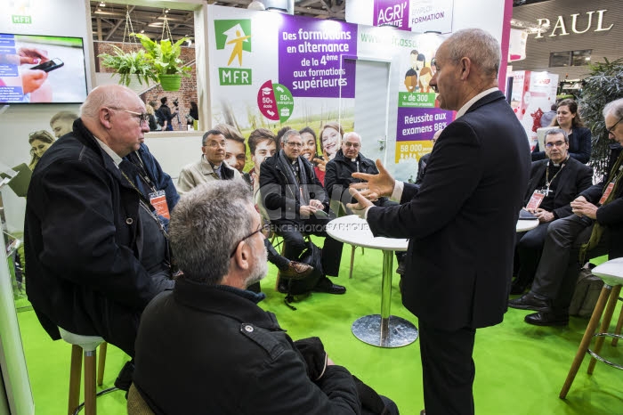 Evêques français au salon de l'agriculture à Paris.