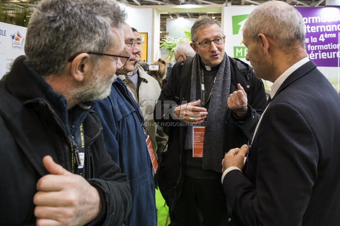 Evêques français au salon de l'agriculture à Paris.