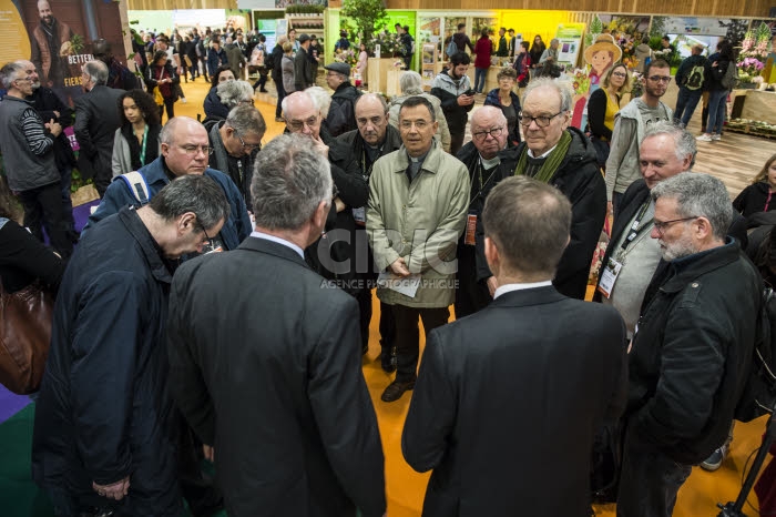 Evêques français au salon de l'agriculture à Paris.