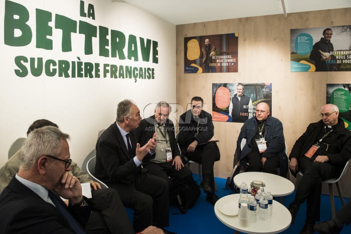 Evêques français au salon de l'agriculture à Paris.