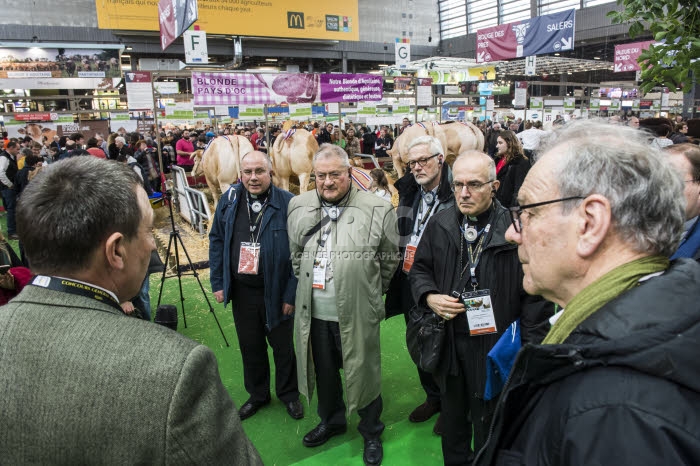 Evêques français au salon de l'agriculture à Paris.