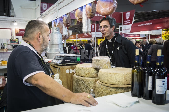 Evêques français au salon de l'agriculture à Paris.