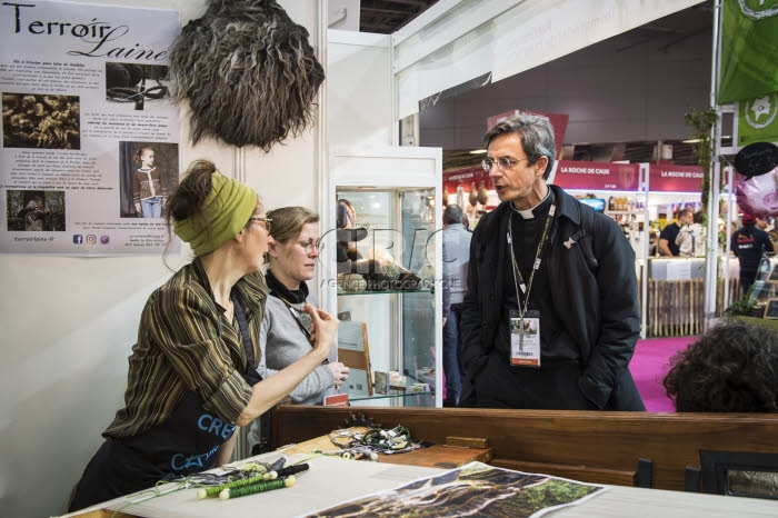 Evêques français au salon de l'agriculture à Paris.