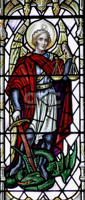 Vitrail représentant l'archange Saint Michel.