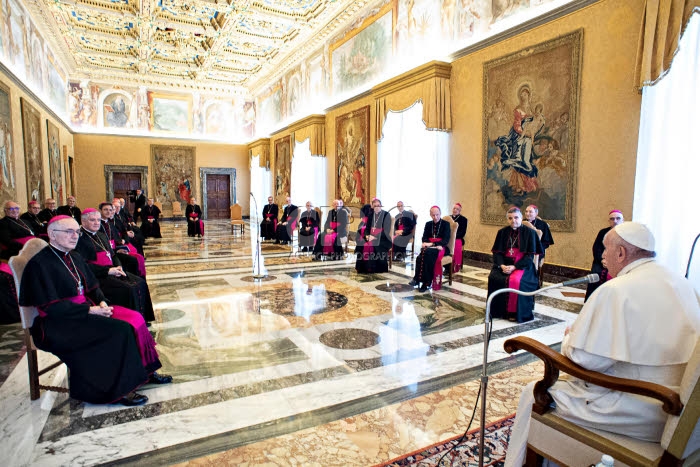 Le pape Franços reçoit au Vatican un groupe d'évêques français.