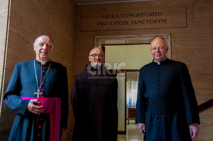 Mgr. BOULANGER présente le dossier en béatification de Léonie MARTIN.