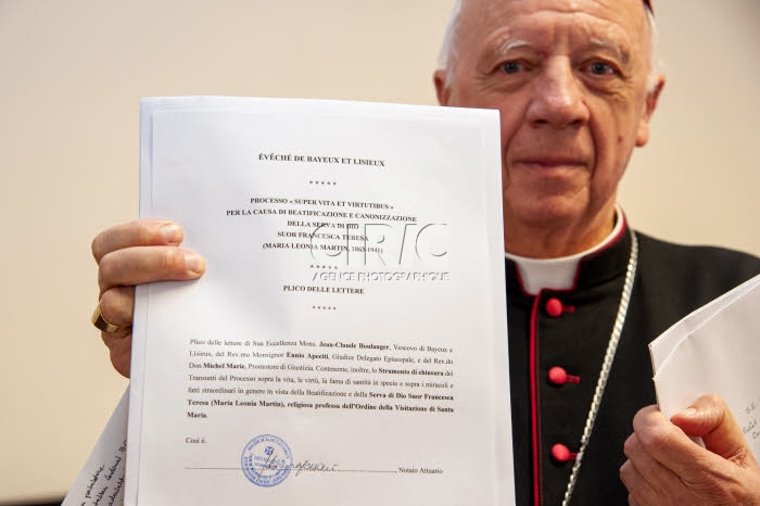 Mgr. BOULANGER présente le dossier en béatification de Léonie MARTIN.
