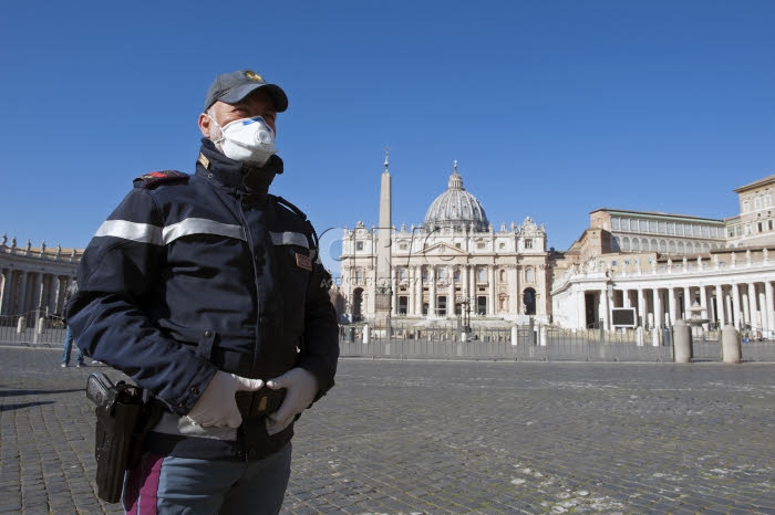 Coronavirus, policiers italiens patrouillant sur la place St Pierre entièrement vide.