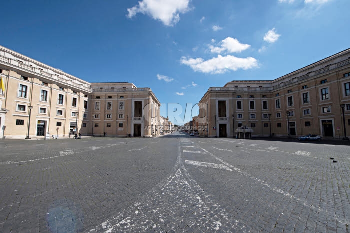 Coronavirus, la place Saint Pierre entièrement fermée au public.