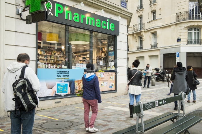 File d'attente devant une pharmacie avant instauration du confinement obligatoire