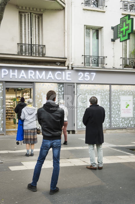 File d'attente devant une pharmacie avant instauration du confinement obligatoire