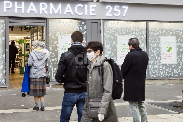 File d'attente devant une pharmacie avant instauration du confinement obligatoire
