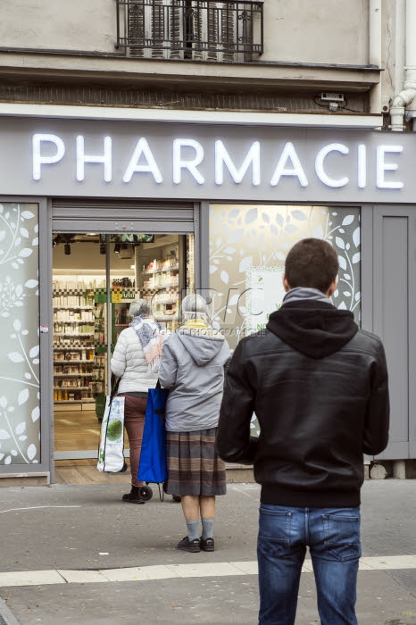 File d'attente devant une pharmacie avant instauration du confinement obligatoire