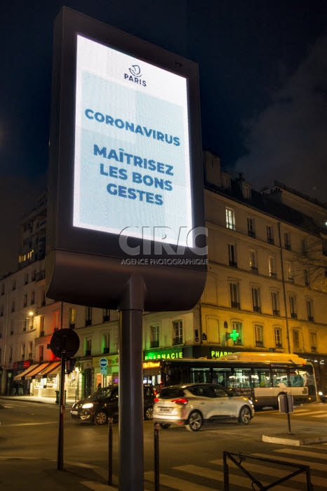 Coronavirus, message de prévention sur écran dans les rues de Paris.