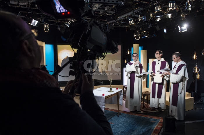 Coronavirus, messe du Jour du Seigneur célébrée en studio.