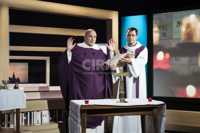Coronavirus, messe du Jour du Seigneur célébrée en studio.