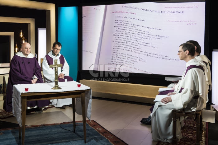 Coronavirus, messe du Jour du Seigneur célébrée en studio.