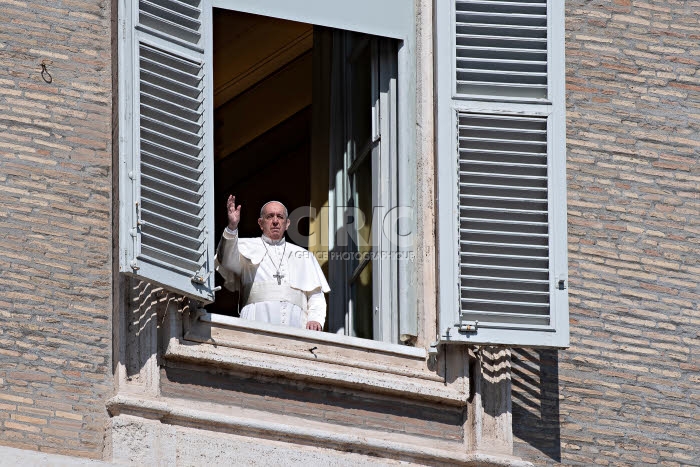 Le pape François bénit Rome depuis la fenêtre du bureau  du Palais pontifical.